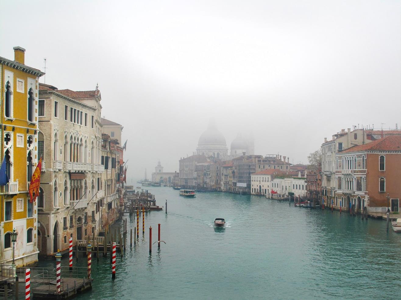 A view from a bridge to the Canale Grande in Venice, Italy, on a foggy winter‘s day